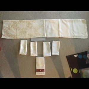 Christmas 8 Ivory Poinsetta Cloth Napkins & Tablecloth